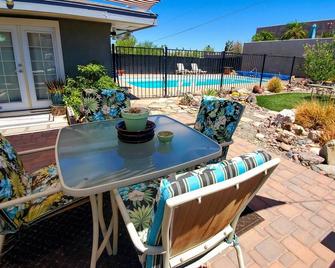 4 Mi to Beach Lake Havasu Apartment with Pool! - Lake Havasu City - Patio
