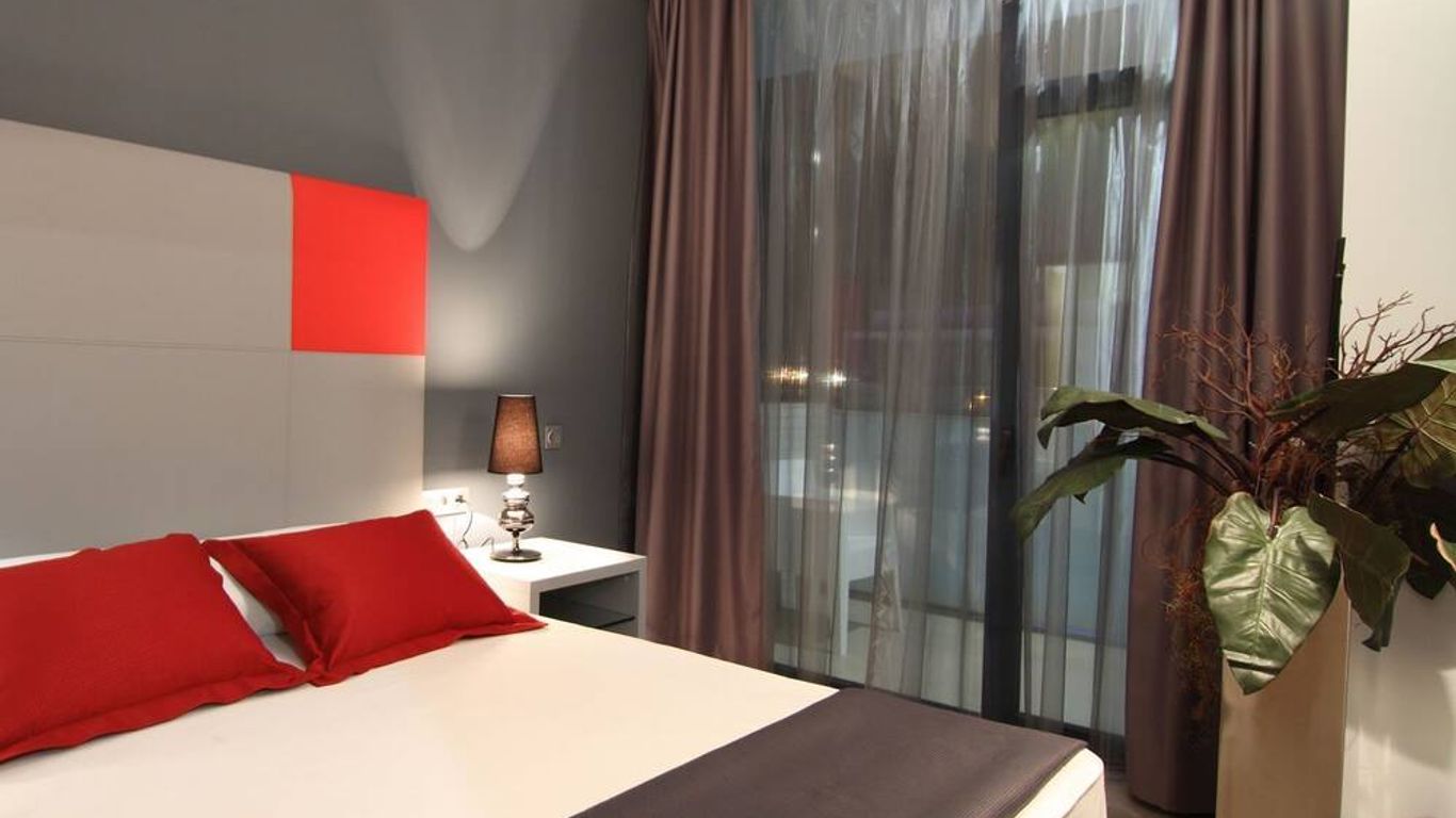 Four Elements Suites Aparthotel