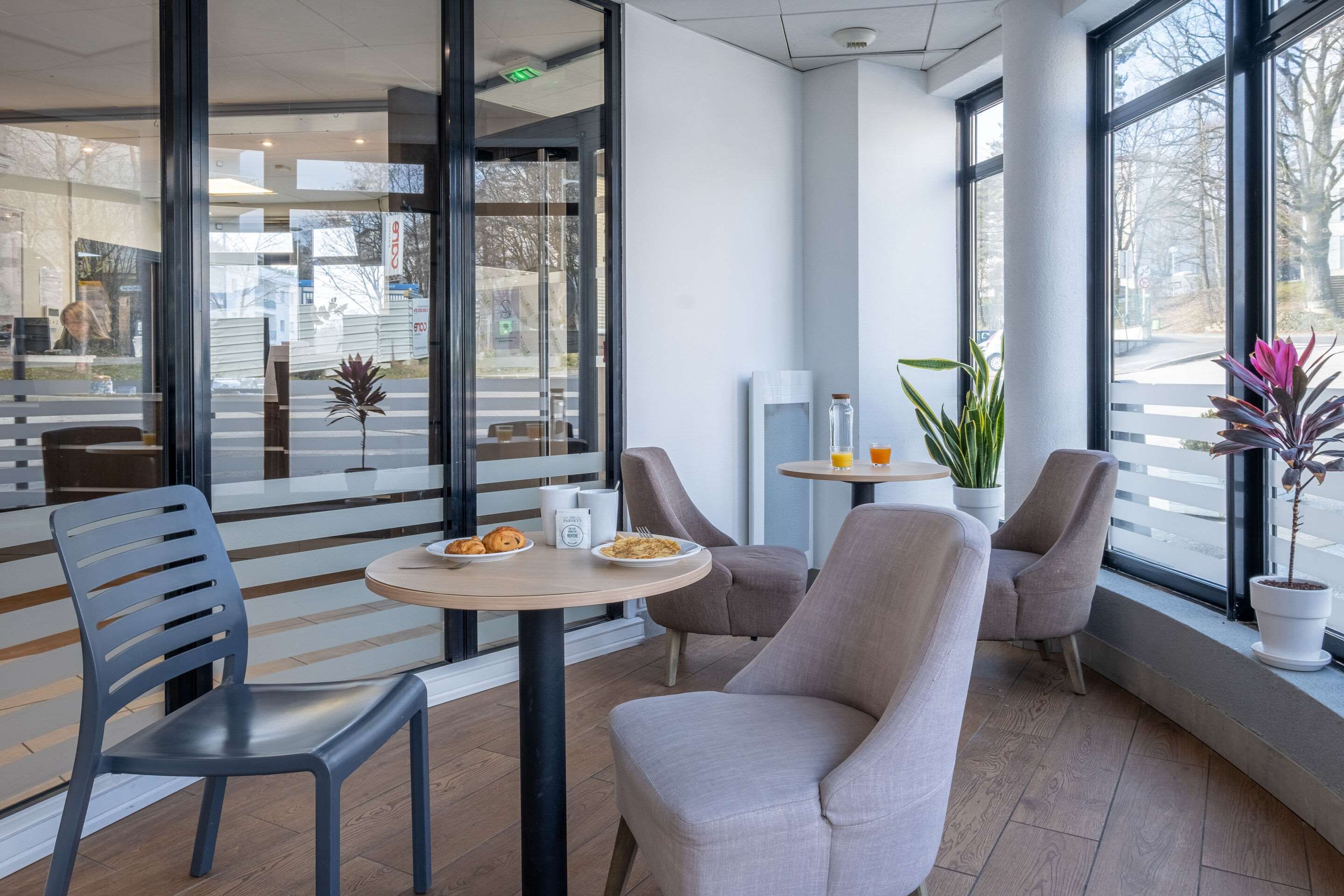 كومفرت أبارت هوتل ليس هاوت دانيسي - آنسي - مطعم