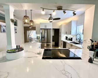 Relax or workout in this amazing backyard! Walk to YOT & LMC - Fort Lauderdale - Kjøkken