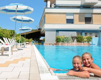 凱撒酒店 - 切塞納蒂科 - 切塞納蒂科 - 游泳池