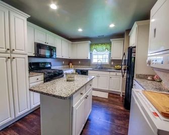 Historic Town Square Bungalow in heart of Brighton - Brighton - Kitchen