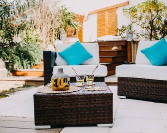 Charming house, ZEN atmosphere in the garrigue, Private heated pool & Jacuzzi - Castillon-du-Gard - Patio