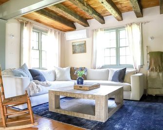 Quintessential 4-bedroom farmhouse with AC in Kennebunkport - Kennebunkport - Wohnzimmer
