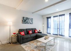 Perfect for Families| Sunny, Spacious and Modern - Stamford - Living room