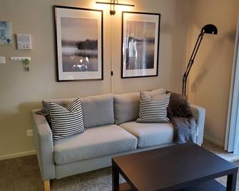 Cozy One Bedroom Washer Dryer, Balcony, Great Location, Monthly Discounts - Lombard - Living room