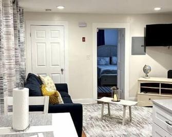Down Town Salem brand-new 1bdr apt - Salem - Living room
