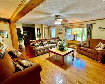 Longview Lodge 6 Bedrooms with Hot Tub & Swimming Pond, firepit, & pool table - Harpers Ferry - Living room
