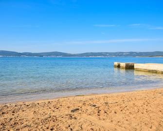 Apartments Rouge (82871-A2) - Sv. Filip i Jakov - Tisno - Plage