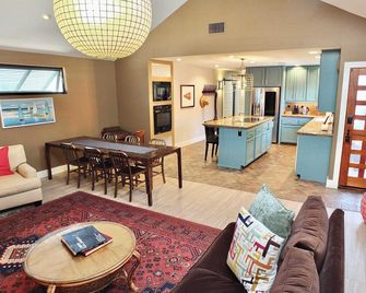 Naples Luxury Retreat - 3 BDR Stay for 6 w Rooftop Patio - Long Beach