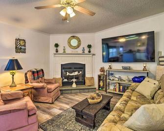 2 Living Rooms Crescent City Home - Crescent City - Living room