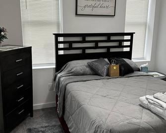 Spacious serene 6-bedroom house with WiFi and AC in delightful Camden - Camden - Bedroom