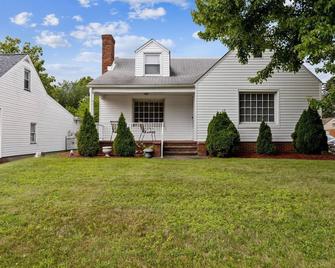 Beautiful 4 Br Home In Lovely Neighborhood - Walk To Pro Football Hof! 4 Bedroom Home by RedAwning - Canton - Building