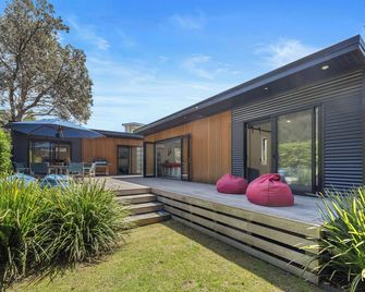 Tranquil Escape - Waihi Beach Holiday Home - Katikati - Building