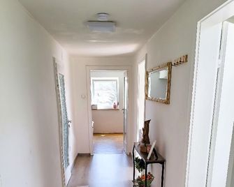 DG Rechts 40m 2-Zimmer Wohnung - Freilassing - Gang