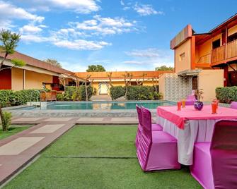 Palette - Jps Residency - Manesar - Piscina