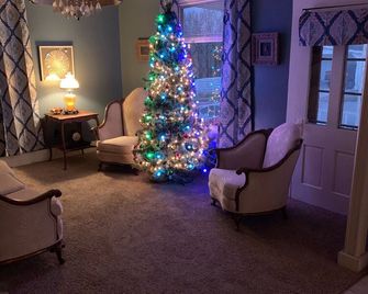 A Step Back in Time, Old Fashioned Hospitality.brThayer/ Mammoth Spring in town. - Mammoth Spring - Living room