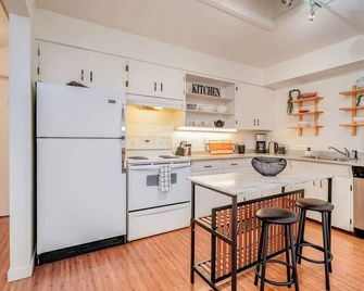 New! Cozy Boho Chic City Cottage - Victoria - Kök
