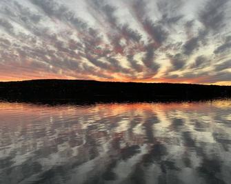 Relax And Take In The Beautiful View Of Honeoye Lake - Honeoye - Vista del exterior