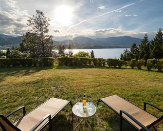 Breathtaking Views of Skaha Lake & Mountains Our 6BR/5.5BA with Hot Tub - קלדן - פטיו