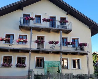 Idyllically situated vacation apartment - Waldkirchen - Gebäude
