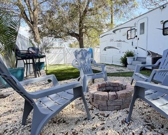 Charming RV Getaway Close to everything - Spring Hill - Patio