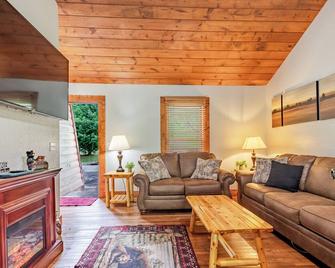 Qualla Cabins and Motel Cherokee near Casino - Whittier - Living room
