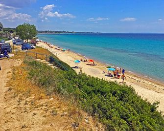 Villa Fofo - Beautiful Sea Front Villa with 650m2 garden - Nea Kallikratia - Strand