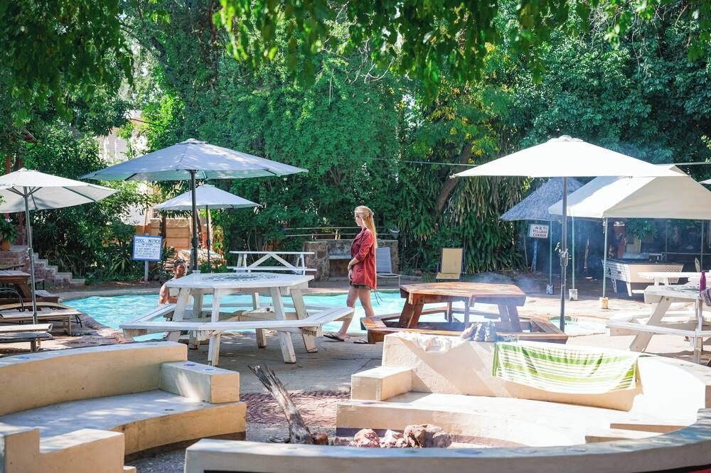 شو سترينجز باكباكرز آند بار - شلالات فيكتوريا - شرفة مرصوفة