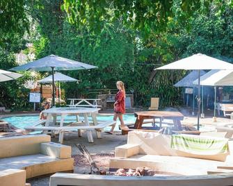 Shoestrings Backpackers Lodge Vic Falls - Victoria Falls - Patio