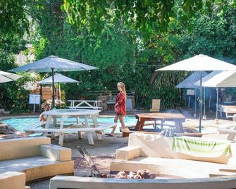 شو سترينجز باكباكرز آند بار - شلالات فيكتوريا - شرفة مرصوفة