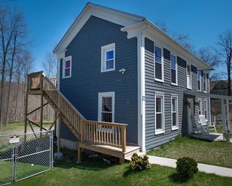 Cozy Waterfall Home | Close to All Mountains/Hikes - East Durham - Edificio