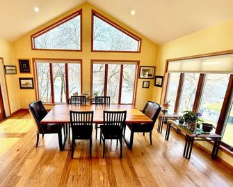 Waterfront retreat with pier near Woodman's convention ctr & downtown Janesville - Janesville - Jídelna