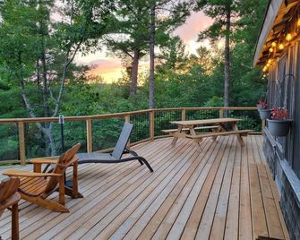 The Upper Deck: a private off-grid cabin looking out over picturesque Gull Lake - Minden - Balcony