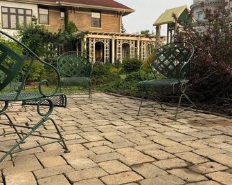 Quiet carriage house in historic Detroit neighborhood - 10 minutes from downtown - Detroit - Patio