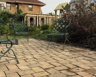 Quiet carriage house in historic Detroit neighborhood - 10 minutes from downtown - Detroit - Binnenhof