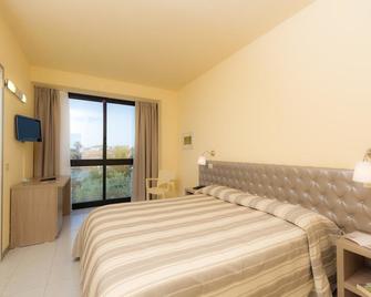 Hotel Gemma Del Mare - Marina Di Pietrasanta - Bedroom