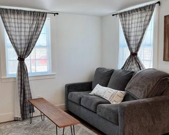 Carolyn - Fully Furnished 6 Person Cottage for short or mid-term stays - Dublin - Living room