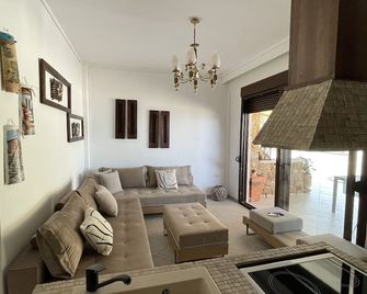 On The Beach Apartment - Пефкохорі - Вітальня