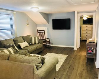 Beach House - Wildwood - Living room