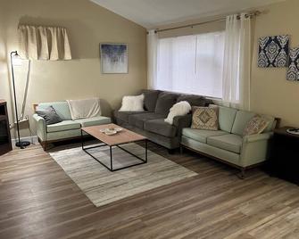 3-bedroom house in Santa Paula.\nPrivate back yard BBQ's and park nearby. - Santa Paula - Living room