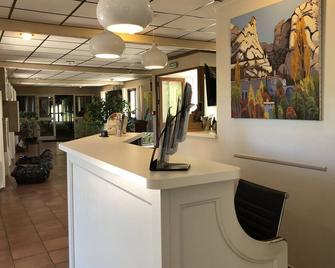 Hôtel Le Colombier - Moustiers-Sainte-Marie - Front desk