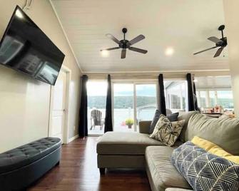 Wineries & Breweries Nearby-Newly Renovated Lakefront Cottage-Boat Slip-Hot Tub - Dundee - Sala de estar