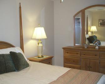 Great in-town location short walk to beach and restaurants!!! - Colonial Beach - Bedroom