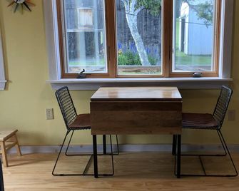 Studio Cottage at Mohawk River Farm - Colebrook - Dining room