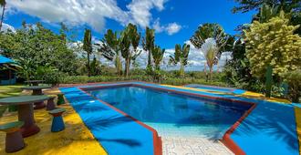 Hotel Faro Arenal - ลา ฟอร์ตูนา - สระว่ายน้ำ