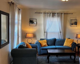 Very clean house with amazing park across the street and Japanese garden. - Coos Bay - Huiskamer