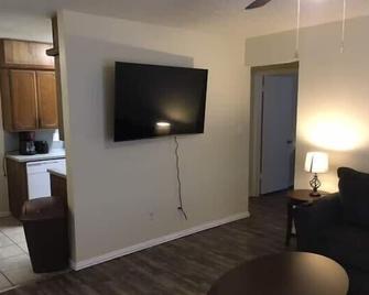 Simple 1-bedroom unit upstairs close to Fort Sill! - Lawton - Living room