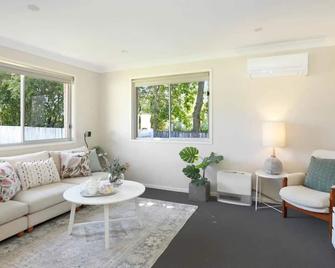 That Pink House - Bowral - Living room