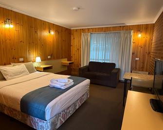 Country Roads Motor Inn - Narrandera - Bedroom